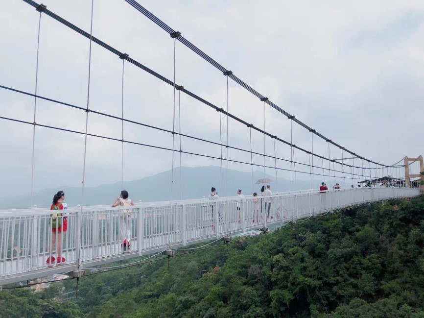 登上玻璃栈道 - 天源股份-清远一日游记 |天源股份 – 产业互联网推动者!